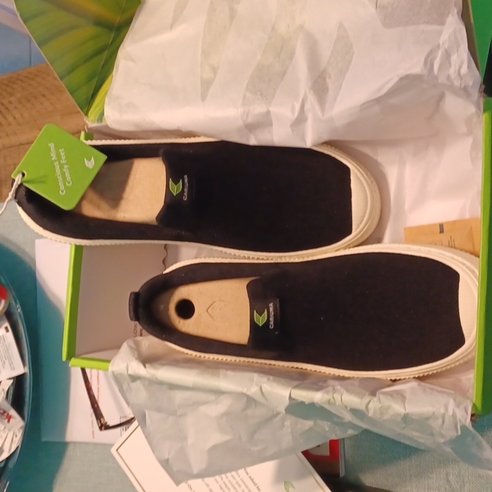 Cariuma IBI Black Slip-on Sneakers -  Size 8.5